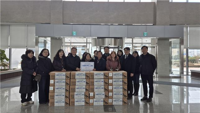 나주 지역아동센터 원장 10분, 정동희 이사장, 이진우 거래소노조위원장, 박대수 ㈜이룸시스템 대표, 백병조 초록우산 전남지부 팀장, 노희정 사회공헌담당자. (사진= 전력거래소)