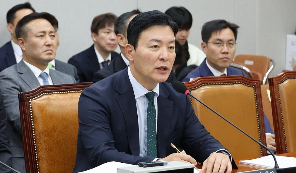 국회 운영위원회 전체회의에서 답변하는 김성훈 경호처 차장(사진=연합뉴스)