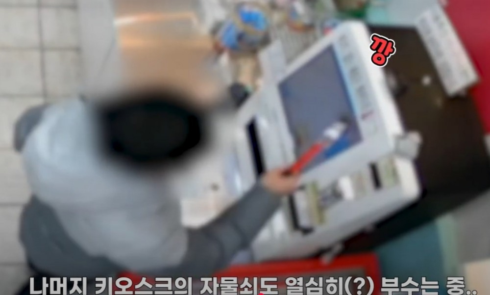 망치로 무인점포 터는 A군(사진=연합뉴스)