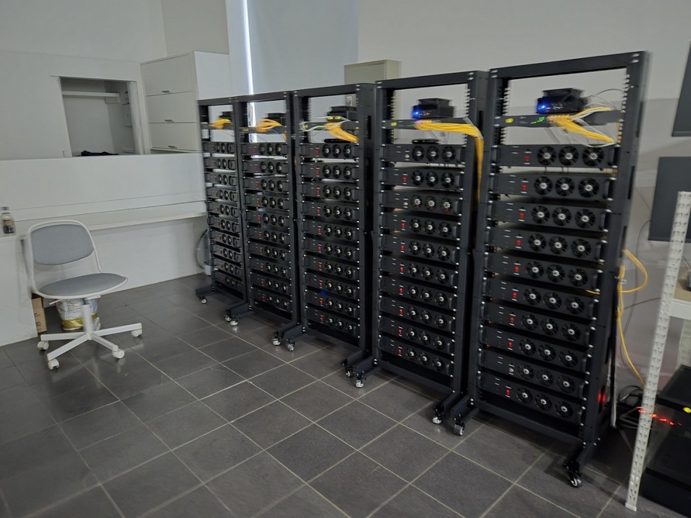 경찰이 압수한 불법 도박 자금 세탁 관련 서버(사진=연합뉴스)