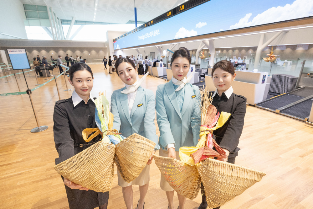 대한항공 객실승무원 등 직원들이 인천공항 제2여객터미널 대한항공 카운터에서 기념촬영을 하고 있는 모습.(사진=대한항공)