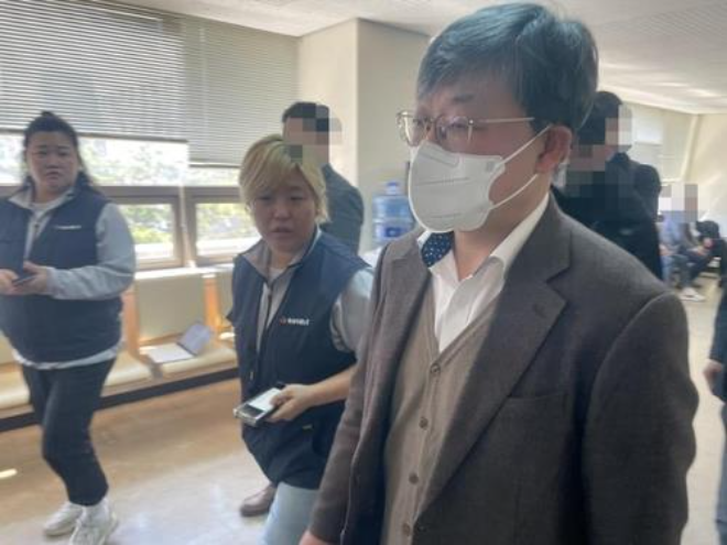 재판에 출석하는 강동석 SPL 전 대표.(사진=연합뉴스)