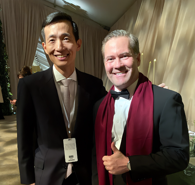 한화 김동관 부회장이 미국 워싱턴DC에서 열린 트럼프 대통령 취임식에 참석하고 마이크 왈츠 국가안보보좌관과 기념촬영을 했다. 사진=한화