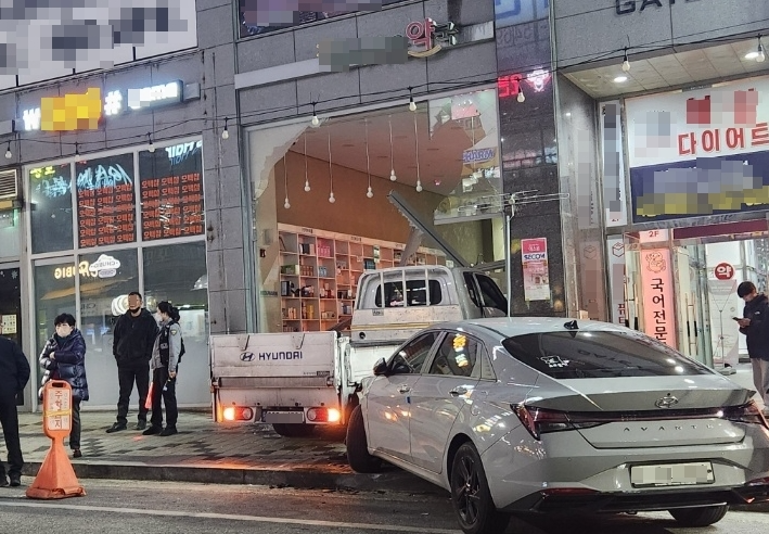 상가 약국으로 돌진한 1t 화물차(사진=연합뉴스)