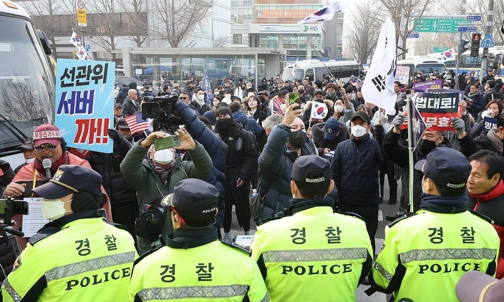 시위대 막아선 경찰(사진=연합뉴스)