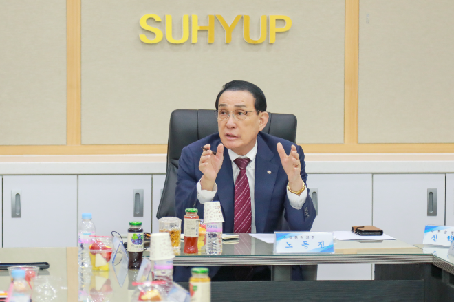 노동진 수협중앙회장(현수막 아래)이 3일 영광군수협에서 열린 전남권 간담회에서 관내 수협 조합장과 어업인들로부터 지역 현안을 청취하고 있다.(사진= 수협중앙회)