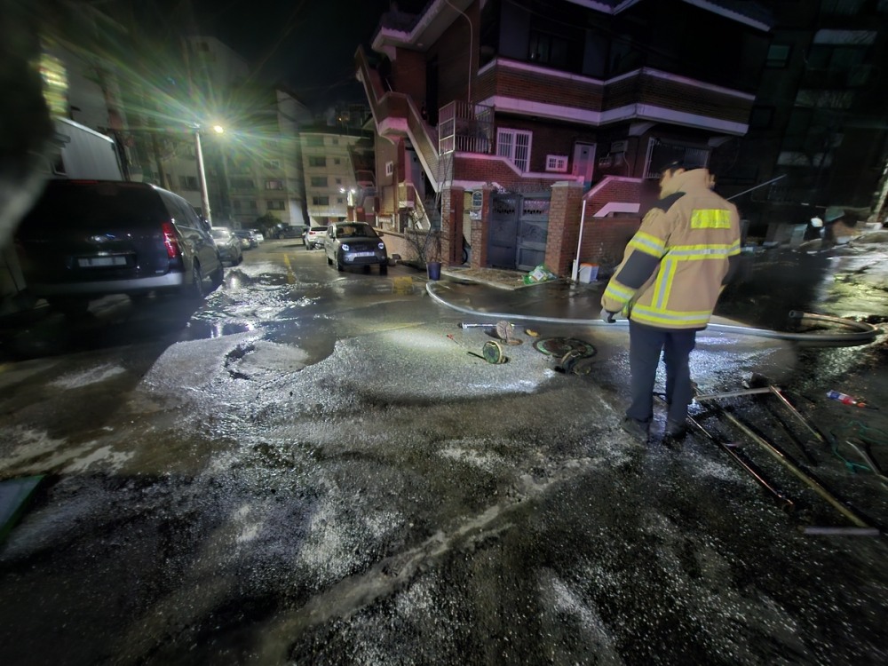도로 안전 조치하는 소방대원(사진=연합뉴스)