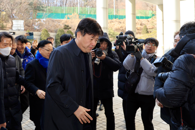 2심 선고 공판 출석하는 김용 전 민주연구원 부원장.(사진=연합뉴스)