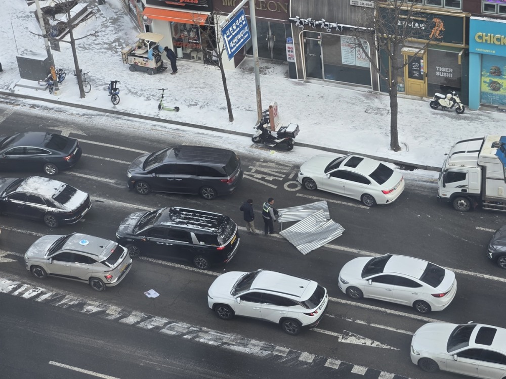 강풍에 떨어진 건물 구조물(사진=연합뉴스)