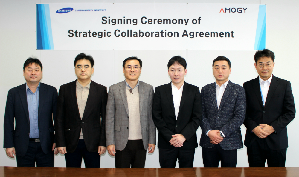 삼성중공업 김경희 부사장(왼쪽 세번째)과 아모지 우성훈 대표이사(왼쪽 네번째) 등 양사 관계자들이 SCA 체결 기념 촬영을 하고 있다.(사진=삼성중공업)
