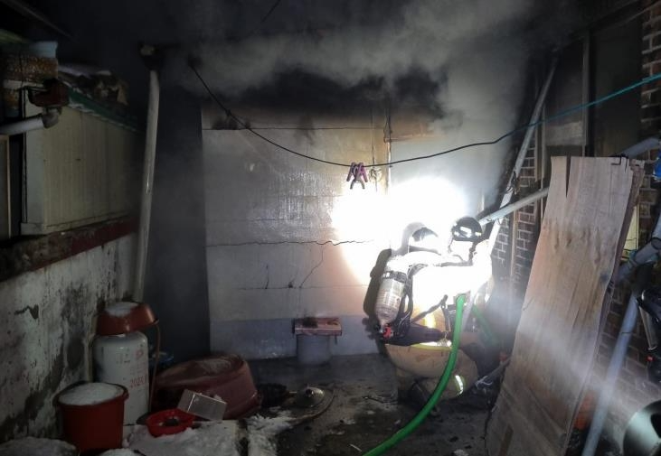 불이 난 주택(사진=연합뉴스)