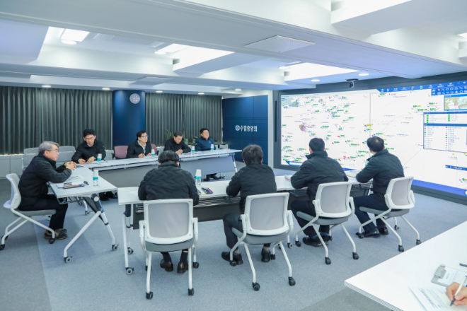 김기성 수협중앙회 대표이사(왼쪽)가 10일, 서울 송파구 안전조업상황실에서 부산 선적 대형트롤 어선 침몰 사고에 대한 긴급상황회의를 주재하고 있다.(사진=수협중앙회)