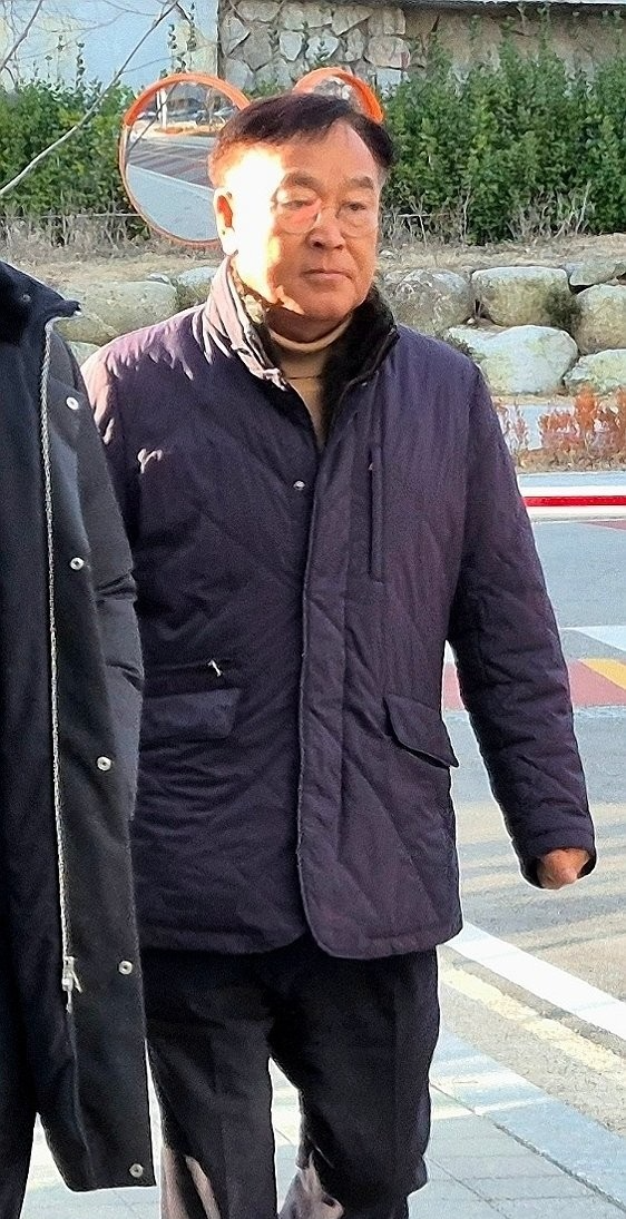 법원 영장심사 출석하는 김진하 강원 양양군수(사진=연합뉴스)