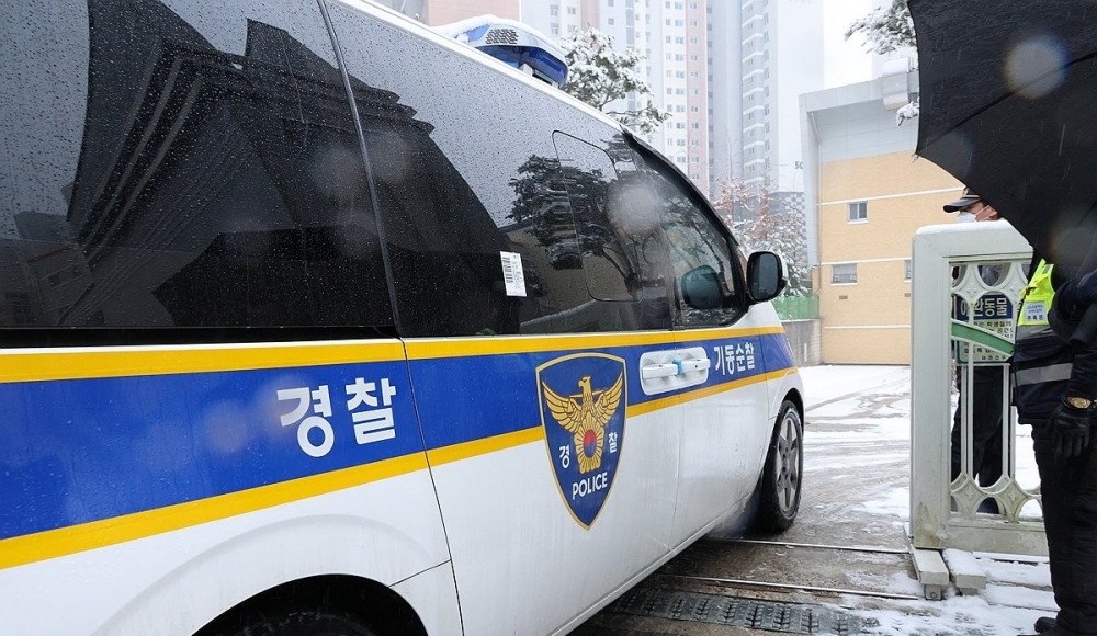 초등학교로 들어가는 형사기동대 차량(사진=연합뉴스)