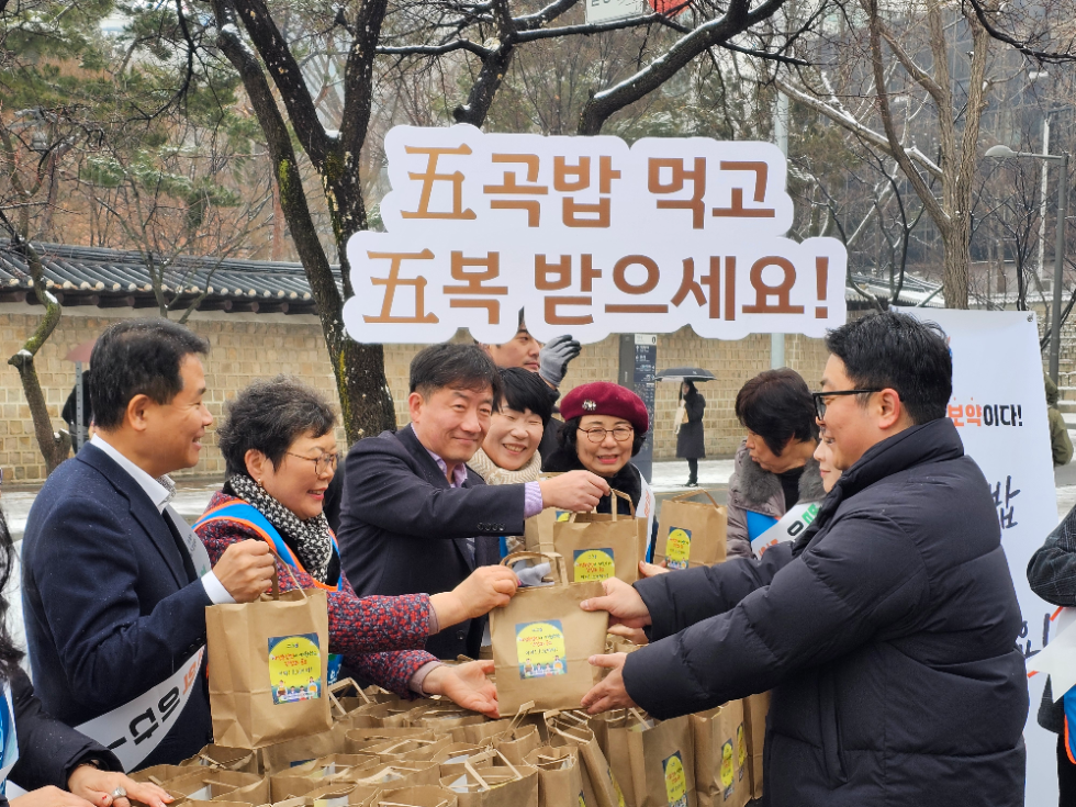 (사)농가주부모임전국연합회는 농협중앙회와 함께 정월대보름 행사를 실시하고 기념사진을 촬영하고 있다.(왼쪽 여섯 번째부터 (사)농가주부모임전국연합회 박민숙 회장, 농협중앙회 농업농촌지원본부 이광수 본부장). 사진=농협중앙회