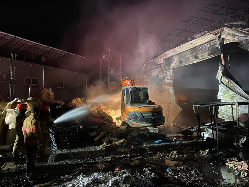 옥천 폐기물 재활용업체 화재 현장(사진=연합뉴스)