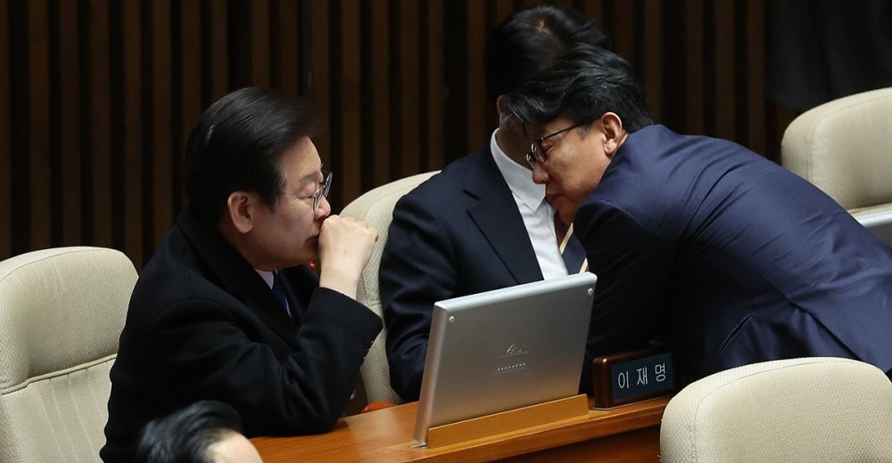 진성준 정책위의장과 대화하는 이재명 대표(사진=연합뉴스)