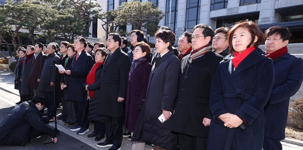 17일 헌재 항의방문 후 기자회견 하는 국민의힘 의원들(사진=연합뉴스)