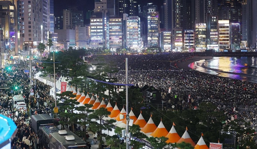 작년 11월 열린 부산불꽃축제 속 인파(사진=연합뉴스)