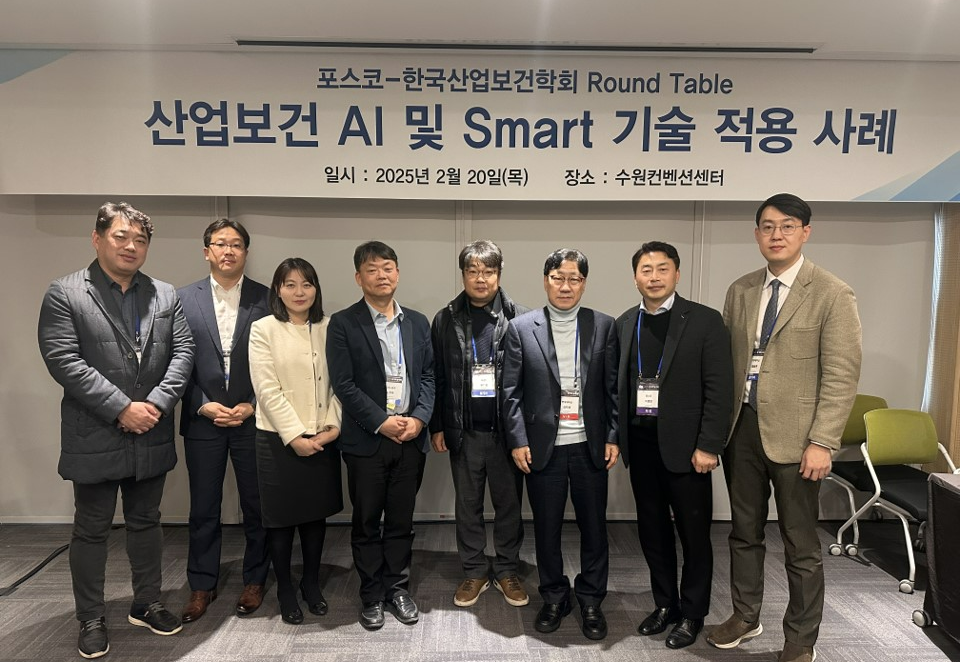 (왼쪽부터) 포스코홀딩스 미래기술연구원 지능제조로봇연구센터 황석균 cell리더, 현대자동차 로보틱스랩 로보틱스사업1팀 김종우 팀장, 가톨릭대학교 백은미 교수,고용노동부 산업보건기준과 윤현욱 사무관, RIST 스마트공정안전연구그룹 유기성 그룹장, 연세대학교 보건대학원 김치년 교수, 포스코 보건기획담당 이경호 담당, 가천대학교 의과대학 함승헌 교수(스마트보건안전환경표준위원회 위원장).(사진=포스코)