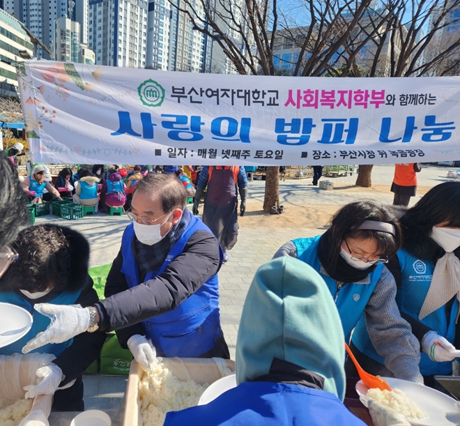하윤수 전 부산교육감이 무료급식 봉사활동에 나서고 있다. (사진=독자 제공)