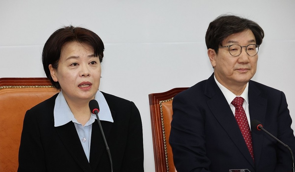 국민의힘 윤희숙 여의도연구원장과 권성동 원내대표(사진=연합뉴스)