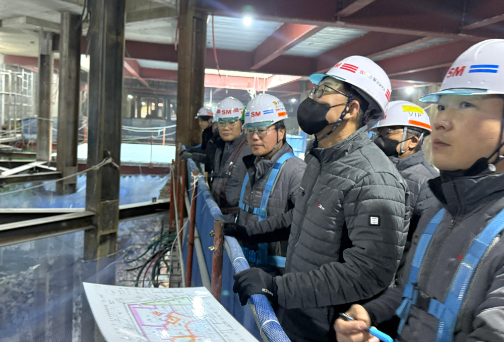 SM스틸 건설부문 성낙원 대표이사(맨 앞줄 검정 마스크 착용)가 지난 20일 인천 용현동 우방 아이유쉘 건설현장에서 안전보건 관계자들과 화재, 붕괴 등 해빙기 재해 예방을 위한 현장점검을 하고 있다.(사진=SM그룹)