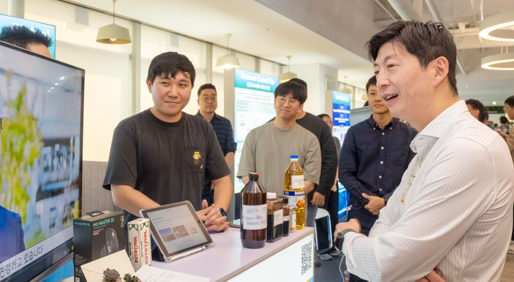 GS칼텍스 허세홍 사장(오른쪽)이 지난해 딥 트랜스포메이션 데이 행사에서 임직원들과 저탄소 신사업에 대해 대화를 나누고 있다.(사진=GS칼텍스)