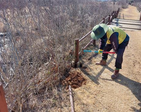 공원 난간 보수공사를 하고 있다.