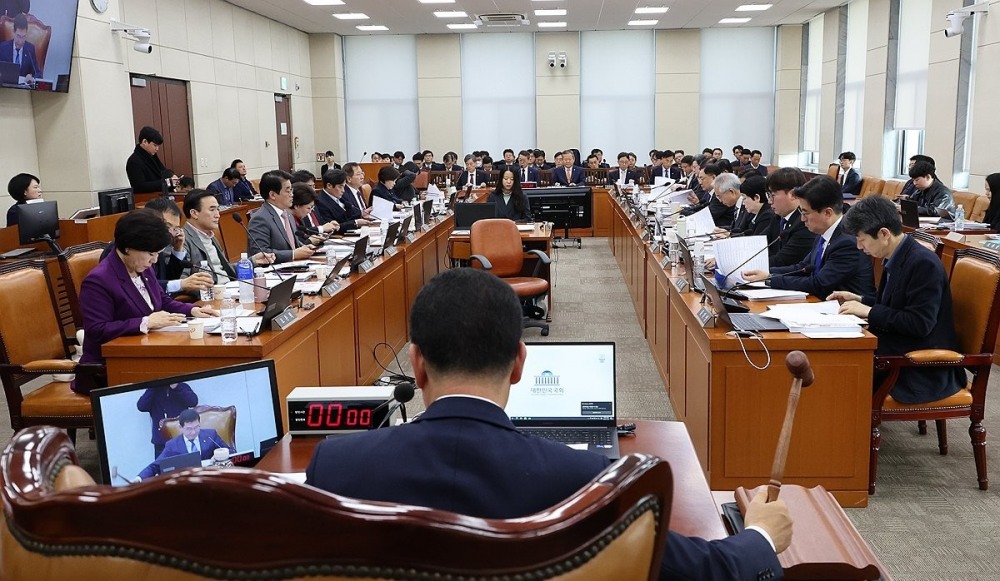 안건 상정하는 신정훈 행안위원장(사진=연합뉴스)