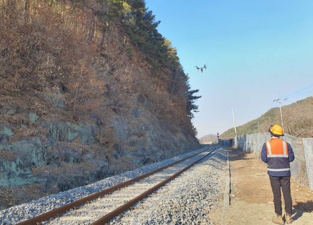 코레일 직원들이 봄철 해빙기에 대비해 시설물 점검용 드론으로 낙석 우려개소를 점검하고 있다.(사진=코레일)