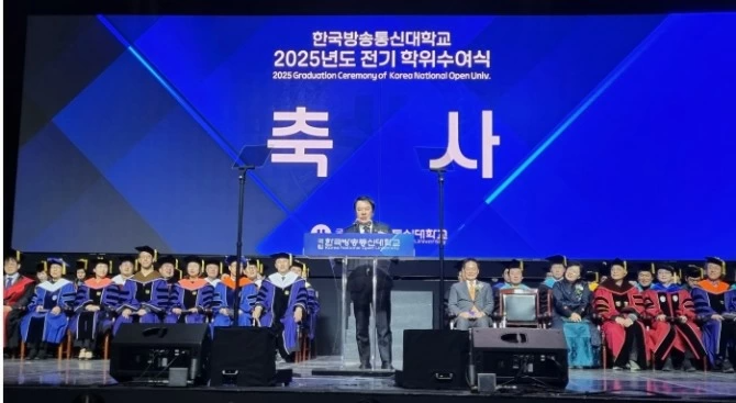 아이넷 박준희 회장이 방송통신대 2025년도 전기 학위 수여식에서 축사를 하고 있다.(사진제공=아이넷방송)