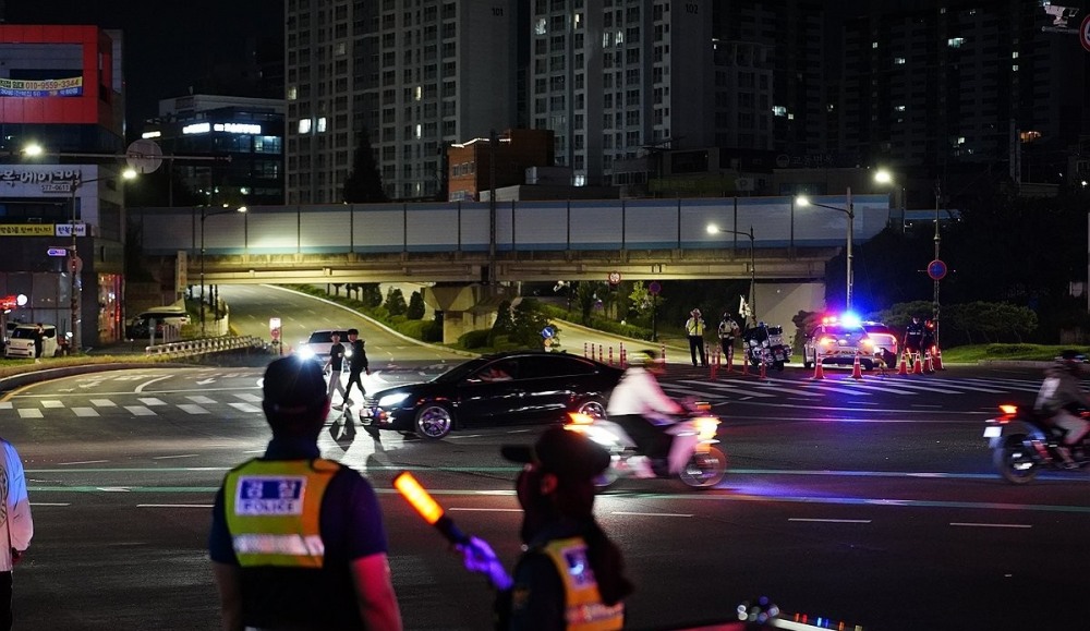 지난해 광복절 폭주족 단속에 나선 경찰(사진=연합뉴스)