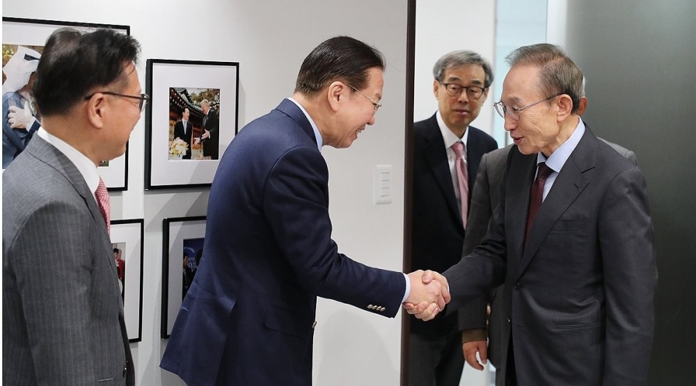 국민의힘 권영세 비상대책위원장이 27일 서울 서초구 청계재단을 찾아 이명박 전 대통령을 예방해 인사를 나누고 있다.(사진=연합뉴스)