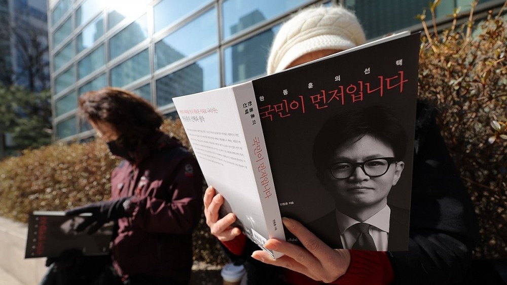 한 시민이 국민의힘 한동훈 전 대표의 저서 '국민이 먼저다'를 읽고 있다.(사진=연합뉴스)