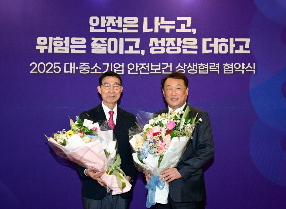 26일(수) 중구 은행회관에서 진행된 ’24년 대•중소기업 안전보건 상생협력 우수기업 시상식에서 (왼쪽부터) 오토랜드 광주 협력업체 풍일산업 조용구 대표와 기아 최준영 대표이사가 기념촬영을 하는 모습. (사진=기아)