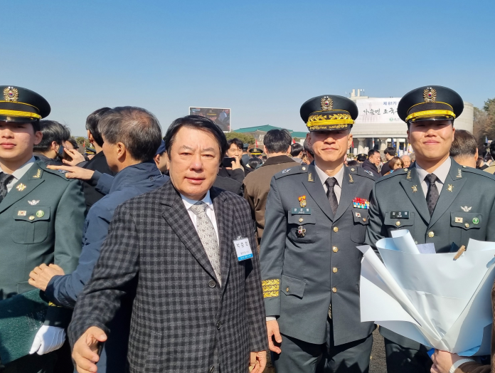 박준희 회장이 27일 육사 화랑연병장에서 기념촬영을 하고 있다.(사진제공=아이넷방송)