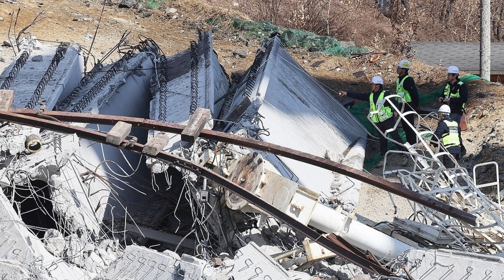 서울세종고속도로 건설 공사 사고 현장 살펴보는 관계자들(사진=연합뉴스)