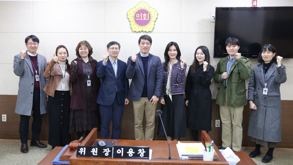 이용창 교육위원장(가운데)이 학생맞춤통합지원 시스템 구축 간담회를 마치고 참석한 학생들과 기념촬영을 하고 있다.