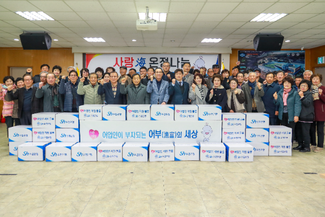 노동진 수협중앙회장(오른쪽 다섯번째)이 이달 26일 구룡포수협에서 열린 경북지역 조합장 간담회를 마친 뒤 기념촬영을 하고 있다.(사진=수협중앙회)