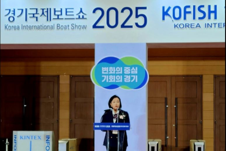 경기도의회 부의장 정윤경 도의원이 킨텍스 제1전시장에서 열린 2025 경기국제보트쇼 개막식에 참석해 성공적인 개최를 기원하며 축사를 하고 있다.