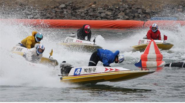 선수들이 바람에 맞서며 2턴 마크를 돌고 있다. 너울로 인해 모터보트를 최대한 눌러가며 돌아야 한다.(사진=국민체육진흥공단)