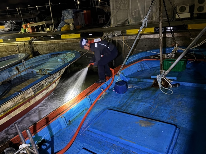 배수작업 중인 부산해경.(사진제공=부산해양경찰서)