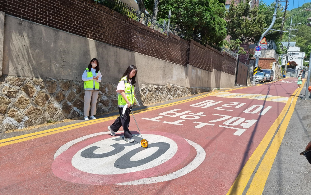 통학로 주변 도로 교통안전점을 하고 있는 한국교통안전공단 직원의 모습.(사진=TS)