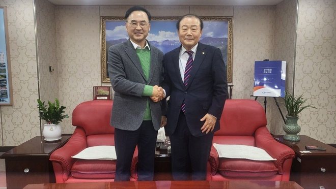 차정인 예비후보와 양재생 부산상의 회장이 손을 맞잡고 기념촬영.(사진제공=차정인 부산교육감 예비후보 캠프)