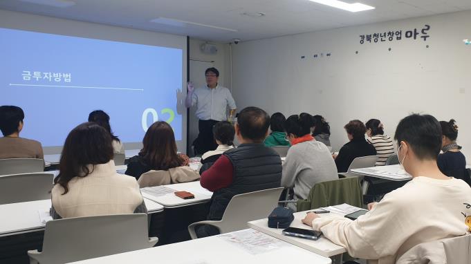강북구 주민들이 동 평생학습센터 프로그램에 참여하고 있다.