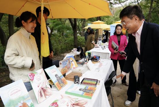 지난해 종로 책축제 ‘책 읽는 종로’에 참석한 정문헌 종로구청장의 모습