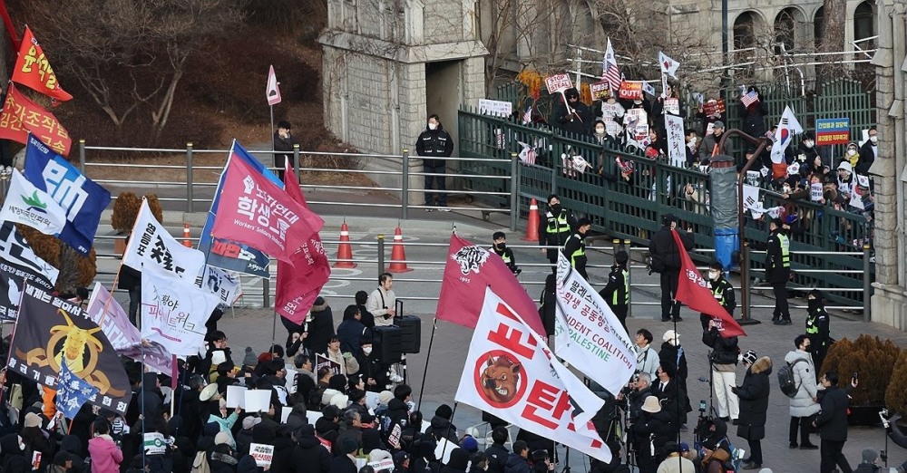 서울 성북구 고려대에서 교문 안팎으로 탄핵 찬반집회가 열리고 있다.(사진=연합뉴스)