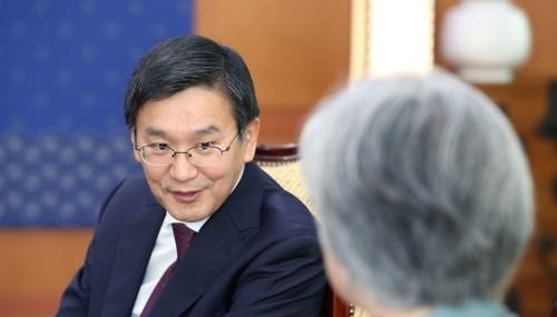 2019년 강경화 당시 외교부 장관과 대화하는 백진현 교수(사진=연합뉴스)