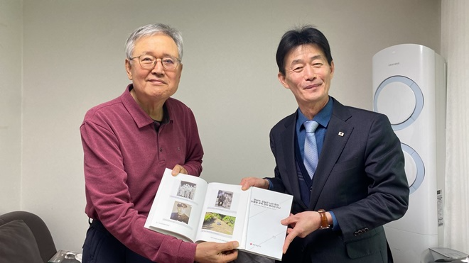대한적십자사 박종술 사무총장(사진 오른쪽)이 이산가족인 주영실 어르신(사진 왼쪽) 자택을 방문해 생애를 글과 사진으로 기록한 이산가족 생애보를 전달하고 있다. (제공= 대한적십자사)